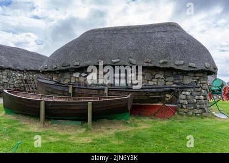 Kilmuir, Vereinigtes Königreich - 1. Juli 2022: Das Skye Museum of Island Life in Kilmuir an der Küste der Isle of Skye mit strohgedeckten Crofter-Cottages und Stockfoto