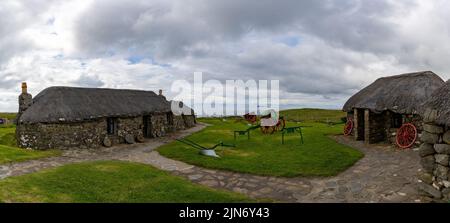 Kilmuir, Großbritannien - 1. Juli 2022: Panoramablick auf das Skye Museum of Island Life in Kilmuir an der Küste der Isle of Skye Stockfoto