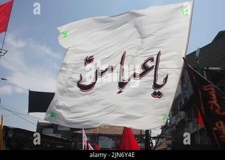 Srinagar, Indien. 09. August 2022. Schiitische Muslime aus Kaschmir begehen den Ashura-Tag mit Ritualen. Die Ashura-Prozessionen in Kaschmir markieren den Tag der Ashura zum Gedenken an den Tod von Husain ibn Ali in der Schlacht von Karbala. (Foto von Yawar Hamid/Pacific Press) Quelle: Pacific Press Media Production Corp./Alamy Live News Stockfoto