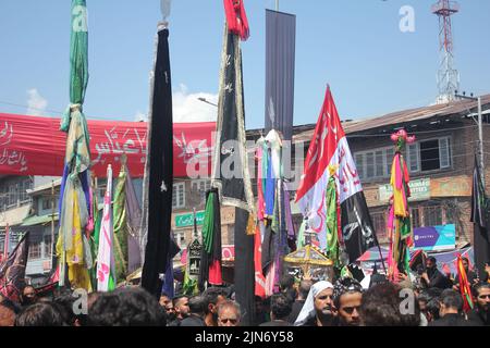 Srinagar, Indien. 09. August 2022. Schiitische Muslime aus Kaschmir begehen den Ashura-Tag mit Ritualen. Die Ashura-Prozessionen in Kaschmir markieren den Tag der Ashura zum Gedenken an den Tod von Husain ibn Ali in der Schlacht von Karbala. (Foto von Yawar Hamid/Pacific Press) Quelle: Pacific Press Media Production Corp./Alamy Live News Stockfoto