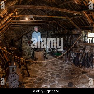 Kilmuir, Großbritannien - 1. Juli 2022: Innenansicht der Schmiede und Schmiedehütte im Sky Museum of Island Life Stockfoto