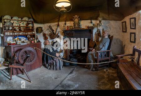 Kilmuir, Vereinigtes Königreich - 1 July, 2022: Innenansicht der Küche und des Herdes mit Kamin in einem typischen schottischen Highlands Cottage Stockfoto