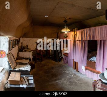 Kilmuir, Vereinigtes Königreich - 1 July, 2022: Innenansicht eines Schlafzimmers in einem typischen Highland Cottage Stockfoto