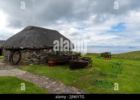 Kilmuir, Vereinigtes Königreich - 1. Juli 2022: Das Skye Museum of Island Life in Kilmuir an der Küste der Isle of Skye mit strohgedeckten Crofter-Cottages und Stockfoto