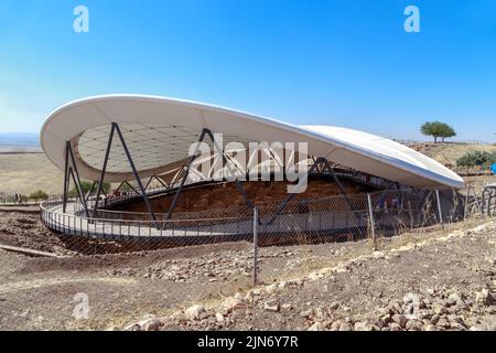 GOBEKLI TEPE, TÜRKEI - 8. OKTOBER 2020: Dies ist ein Zelt über der archäologischen Stätte des antiken Tempelkomplexes. Stockfoto