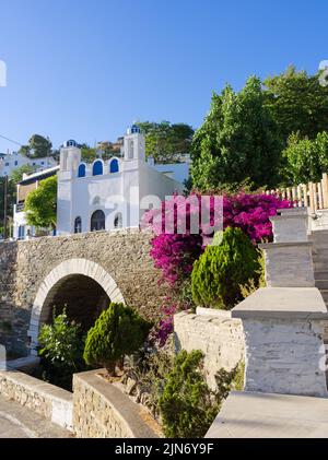 Traditionelle kykladische Inselallee, Tinos Stockfoto