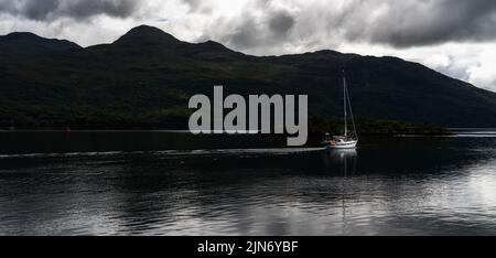 Kyle of Lochalsh, Großbritannien - 30. Juni 2022: Segelboot auf Loch Alsh in den schottischen Highlands Stockfoto