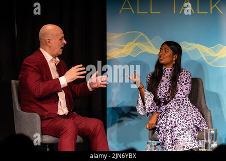 Edinburgh, Großbritannien. 09. August 2022 im Bild: Die Journalisten Owen Jones und Ash Sarkar werden vom LBC-Sprecher Iain Dale beim Edinburgh Fringe Festival im Rahmen der „All Talk“-Reihe mit Interviews des Senders interviewt. Sowohl Sarkar als auch Jones beschuldigten den Labour-Führer Sir Keir Starmer, während der Führungskampagne ein Lügner zu sein. Kredit: Rich Dyson/Alamy Live Nachrichten Stockfoto