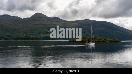 Kyle of Lochalsh, Großbritannien - 30. Juni 2022: Segelboot auf Loch Alsh in den schottischen Highlands Stockfoto