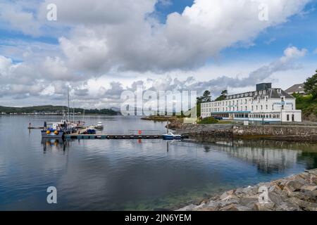 Kyle of Lochalsh, Großbritannien - 30. Juni 2022: Panoramablick auf den Pier und den Yachthafen und das historische Lochalsh Hotel in Kyle of Lochalsh in der schottischen Region Stockfoto