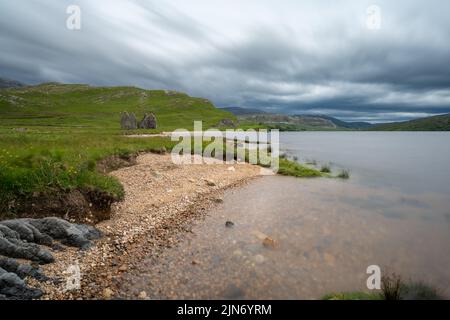 Inchnadamph, Großbritannien - 28. Juni 2022: Langzeitaufnahme der Ruinen des Calda House am Loch Assynt in den schottischen Higlands Stockfoto
