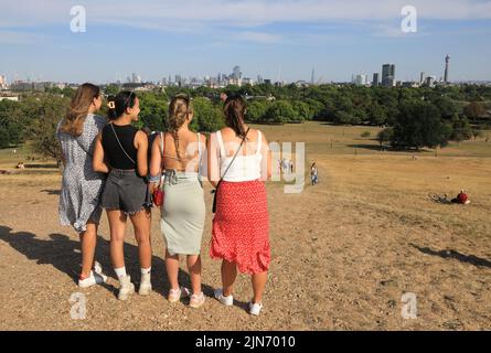 London, 9. 2022. August. Nach einer der trockensten Julys seit Jahrzehnten sieht Primrose Hill im Norden Londons mehr wie ein Heufeld aus. Das Met Office hat eine bernsteinfarbene Wetterwarnung ausgegeben, da die Temperaturen wieder auf 40 Grad ansteigen. Kredit : Monica Wells/Alamy Live Nachrichten Stockfoto