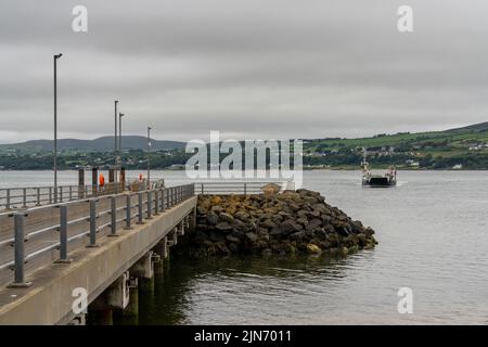 Magilligan Point, Großbritannien - 9. Juli 2022: Die Lough Foyle Ferry kommt von Irland aus am Pier am Magilligan Point an Stockfoto