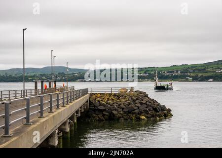 Magilligan Point, Großbritannien - 9. Juli 2022: Die Lough Foyle Ferry kommt von Irland aus am Pier am Magilligan Point an Stockfoto