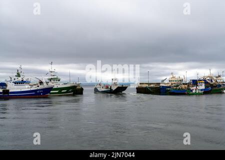 Greencastle, Irland - 9. Juli 2022: Die Lough Foyle Fähre verlässt den Hafen von Greencastle, um zum Magilligan Point in Nordirland zu fahren Stockfoto