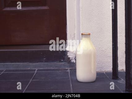 Eine Flasche Milch vor der Haustür, Brighton, Großbritannien Stockfoto