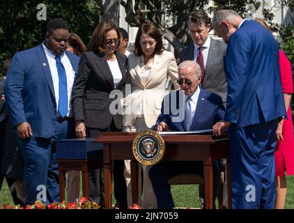 US-Präsident Joe Biden unterzeichnet am Dienstag, dem 9. August 2022, das Gesetz H.R. 4346, den CHIPS and Science Act von 2022 auf dem South Lawn des Weißen Hauses in Washington, DC. Das Gesetz soll die Kosten für alltägliche Güter senken, die amerikanische Fertigung und Innovation stärken und gut bezahlte Arbeitsplätze schaffen, um die wirtschaftliche und nationale Sicherheit der USA zu stärken. Von links nach rechts: Josh Aviv, CEO, SparkCharge, US-Vizepräsidentin Kamala Harris, US-Senatorin Maria Cantwell (Demokratin von Washington), Präsident Biden, US-Senatorin Todd Young (Republikaner von Indiana) und US-Mehrheitsführer Chuck Schumer Stockfoto