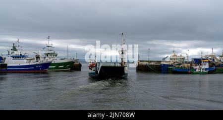 Greencastle, Irland - 9. Juli 2022: Die Lough Foyle Fähre verlässt den Hafen von Greencastle, um zum Magilligan Point in Nordirland zu fahren Stockfoto