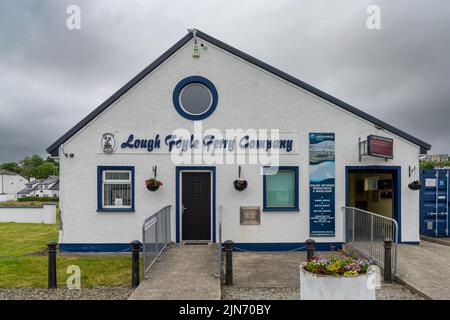 Greencastle, Irland - 9. Juli 2022: Blick auf das Gebäude und den Hauptsitz der Lough Foyle Ferry Company in Greencastle Stockfoto