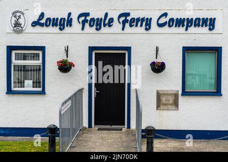 Greencastle, Irland - 9. Juli 2022: Blick auf das Gebäude und den Hauptsitz der Lough Foyle Ferry Company in Greencastle Stockfoto