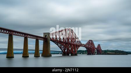 Queensferry, Großbritannien - 21. Juni 2022: Blick auf die historische Freischwinger-Forth-Brücke über den Firth of Forth in Scoltand Stockfoto