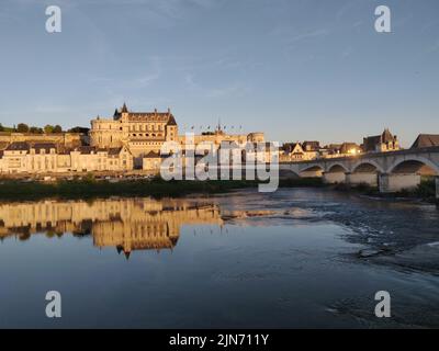 Eine malerische Aussicht auf das Chateau d'Amboise in Amboise, Frankreich, bei Sonnenuntergang Stockfoto