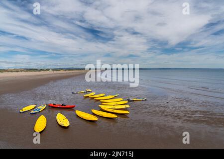 St. Andrews, Vereinigtes Königreich - 22. Juni 2022: Viele Kajaks und Paddleboards am Strand von St. Andrews in Schottland Stockfoto