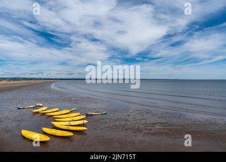 St. Andrews, Vereinigtes Königreich - 22. Juni 2022: Viele Kajaks und Paddleboards am Strand von St. Andrews in Schottland Stockfoto