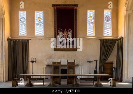 Stirling, Großbritannien - 20. Juni 2022: Innenansicht der Großen Halle von Stirling Castle mit den Thronen für König und Königin Stockfoto