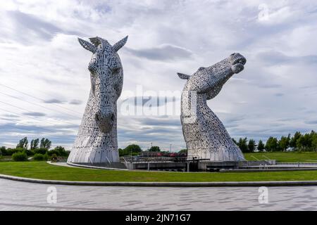 Falkirk, Großbritannien - 20. Juni 2022: Die Kelpies in Falkirk unter einem ausdrucksstarken, bewölkten Himmel Stockfoto