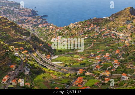 Blick auf den Hafen und die Bucht von Câmara do Lobos von einem Mirador im Süden von Madeira, Portugal Stockfoto