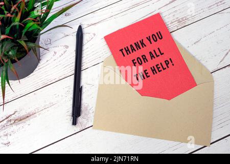 Vielen Dank für den ganzen Hilfetext auf der roten Karte mit Umschlag und Stift auf dem Holzschreibtisch Stockfoto