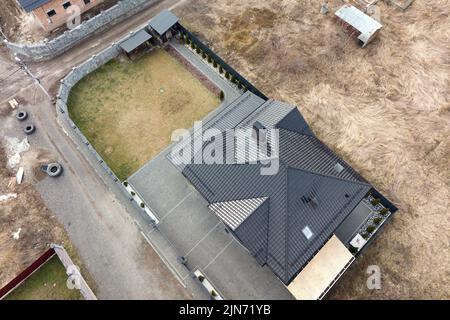 Luftaufnahme eines Wohnhauses mit Hinterhof in einem ländlichen Vorort Stockfoto
