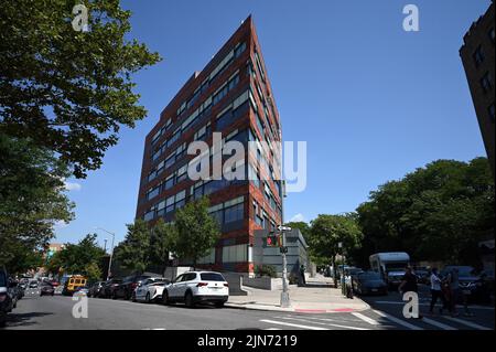 Außenansicht des Department of Obdachlos Services (DHS) Assessment Shelter Intake Center im Stadtteil Bronx in New York City, 9. August 2022. Texas Gov. Gregg Abbott hat Asylbewerber nach New York City gescheut, wo sie aufgenommen wurden und durch DEN WEG in das Obdachlosenheim von New York City verarbeitet werden; Die Regierung Biden kündigte an, die Trump-Ära zu beenden ‘bleibe heute in Mexikos Politik, Asylbewerbern die Einreise in die Vereinigten Staaten zu ermöglichen. (Foto: Anthony Behar/Sipa USA) Stockfoto