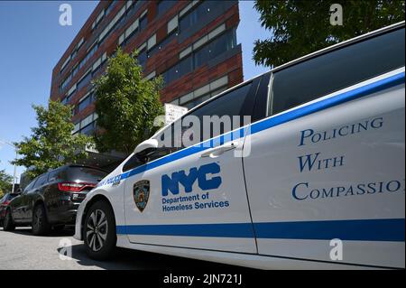 Außenansicht des Department of Obdachlos Services (DHS) Assessment Shelter Intake Center im Stadtteil Bronx in New York City, 9. August 2022. Texas Gov. Gregg Abbott hat Asylbewerber nach New York City gescheut, wo sie aufgenommen wurden und durch DEN WEG in das Obdachlosenheim von New York City verarbeitet werden; Die Regierung Biden kündigte an, die Trump-Ära zu beenden ‘bleibe heute in Mexikos Politik, Asylbewerbern die Einreise in die Vereinigten Staaten zu ermöglichen. (Foto: Anthony Behar/Sipa USA) Stockfoto