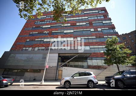 Außenansicht des Department of Obdachlos Services (DHS) Assessment Shelter Intake Center im Stadtteil Bronx in New York City, 9. August 2022. Texas Gov. Gregg Abbott hat Asylbewerber nach New York City gescheut, wo sie aufgenommen wurden und durch DEN WEG in das Obdachlosenheim von New York City verarbeitet werden; Die Regierung Biden kündigte an, die Trump-Ära zu beenden ‘bleibe heute in Mexikos Politik, Asylbewerbern die Einreise in die Vereinigten Staaten zu ermöglichen. (Foto: Anthony Behar/Sipa USA) Stockfoto