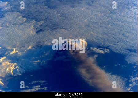 ALASKA, USA - 18. Mai 2013 - Dieses Bild des Vulkans Pavloof wurde am vierten Tag seines Ausbruchs von einem der Astronauten auf der Internatio aufgenommen Stockfoto