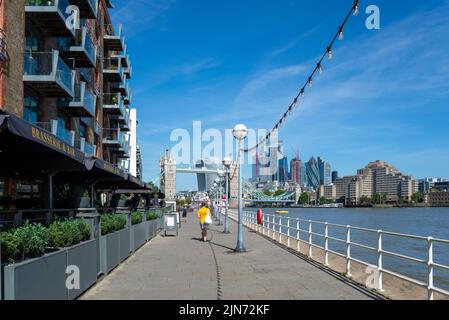 Thames Path und Restaurants unterhalb von Butler's Wharf, einem historischen Gebäude an der Shade Thames am Südufer der Themse, in der Nähe der Londoner Tower Bridge Stockfoto