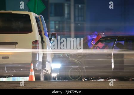 Autos stürzten bei einem Verkehrsunfall nach einem Zusammenstoß auf der Straße der Stadt in der Nacht stark ab. Straßenverkehrssicherheit und Versicherungskonzept Stockfoto