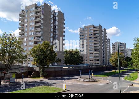 Reihe von Tower Blocks in Thamesmead Housing Estate, South East London, wird derzeit sanierung durchgeführt. England, Großbritannien. Stockfoto