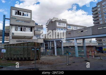 Die Sozialwohnsiedlung Thamesmead im Südosten Londons wird derzeit sansiert. England, Großbritannien. Stockfoto