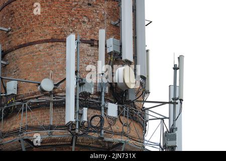 Nahaufnahme und Detailansicht von verschiedenen GPS, Handy, 3G, 4G und 5G ausgerüsteten Telekommunikationsturm Stockfoto