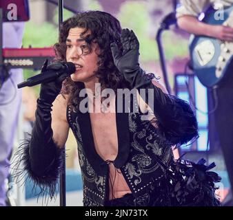 NEW YORK, NY, USA - 24. JUNI 2022: Conan Gray tritt auf der "Today" Show Concert Series von NBC auf der Rockefeller Plaza auf. Stockfoto