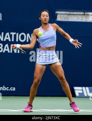 Toronto, Kanada. 9. August 2022. Der chinesische Tennisspieler Qinwen Zheng schließt sich bei den National Bank Open 2022 (Canadian Open) im Sobey's Stadium in Toronto an. Christopher Child/EXimages Credit: EXimages/Alamy Live News Stockfoto