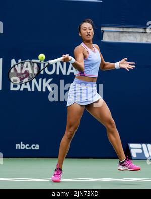 Toronto, Kanada. 9. August 2022. Der chinesische Tennisspieler Qinwen Zheng schließt sich bei den National Bank Open 2022 (Canadian Open) im Sobey's Stadium in Toronto an. Christopher Child/EXimages Credit: EXimages/Alamy Live News Stockfoto