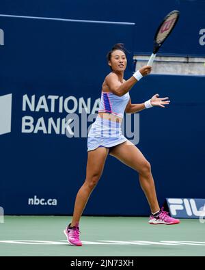 Toronto, Kanada. 9. August 2022. Der chinesische Tennisspieler Qinwen Zheng schließt sich bei den National Bank Open 2022 (Canadian Open) im Sobey's Stadium in Toronto an. Christopher Child/EXimages Credit: EXimages/Alamy Live News Stockfoto