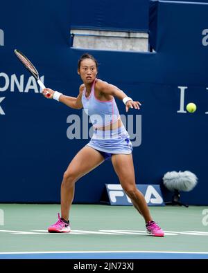 Toronto, Kanada. 9. August 2022. Der chinesische Tennisspieler Qinwen Zheng schließt sich bei den National Bank Open 2022 (Canadian Open) im Sobey's Stadium in Toronto an. Christopher Child/EXimages Credit: EXimages/Alamy Live News Stockfoto