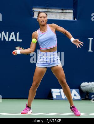 Toronto, Kanada. 9. August 2022. Der chinesische Tennisspieler Qinwen Zheng schließt sich bei den National Bank Open 2022 (Canadian Open) im Sobey's Stadium in Toronto an. Christopher Child/EXimages Credit: EXimages/Alamy Live News Stockfoto