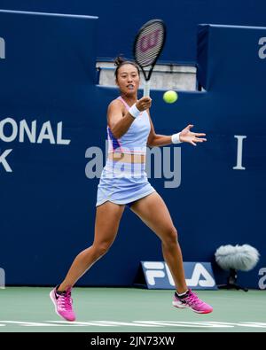 Toronto, Kanada. 9. August 2022. Der chinesische Tennisspieler Qinwen Zheng schließt sich bei den National Bank Open 2022 (Canadian Open) im Sobey's Stadium in Toronto an. Christopher Child/EXimages Credit: EXimages/Alamy Live News Stockfoto