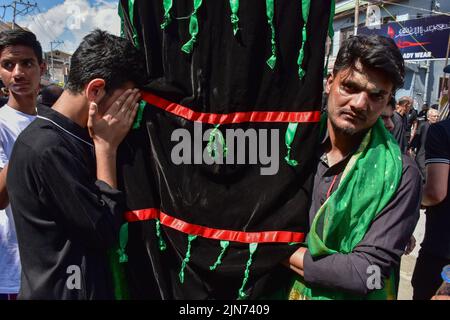 Srinagar, Indien. 09. August 2022. Schiitische Muslime in Kaschmir führen Rituale durch, um Aschura zu markieren. Aschura ist der zehnte Tag von Muharram, dem ersten Monat des islamischen Kalenders, der weltweit zum Gedenken an das Martyrium von Imam Hussain, dem Enkel des Propheten Muhammad (PBUH), beobachtet wird. Kredit: SOPA Images Limited/Alamy Live Nachrichten Stockfoto